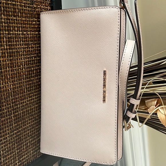 Just Like New!!!  Michael Kors Jet Set Travel Leather Crossbody - Picture 3 of 7